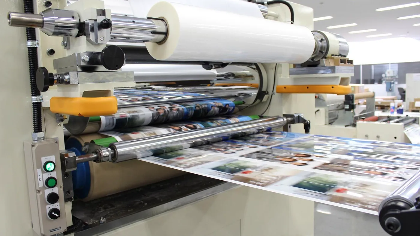 Printed packaging sheets passing through the lamination process